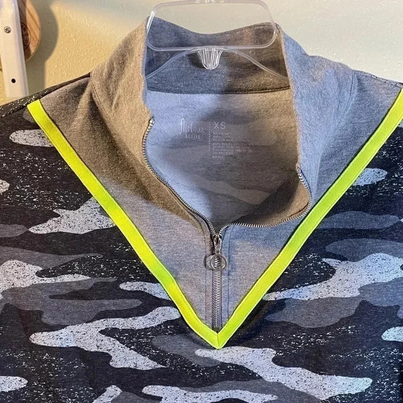 Flirtitude Active Gray Camo Workout Top Athleisure Jamestown Half Zip Sz XS New - Picture 5 of 6